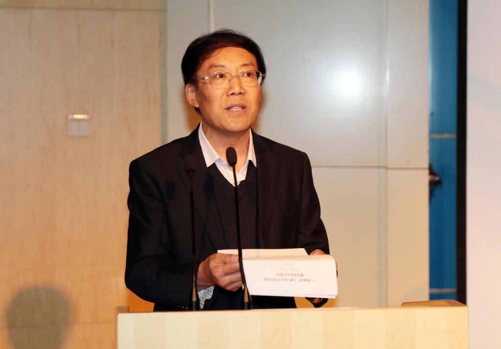 党委副书记王天哲主持报告会