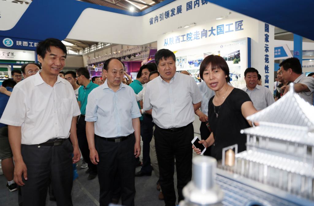 中共陕西省委教育工委书记董小龙、省教育厅厅长王建利、副厅长王紫贵等莅临乐游棋牌展位参观指导