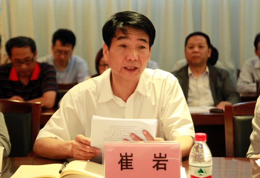 乐游棋牌党委书记崔岩汇报学习教育开展情况