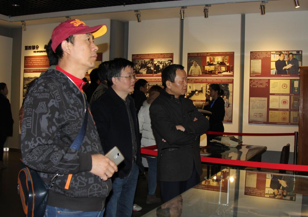 乐游棋牌教师赴西北大学侯伯宇先进事迹展览馆参观学习