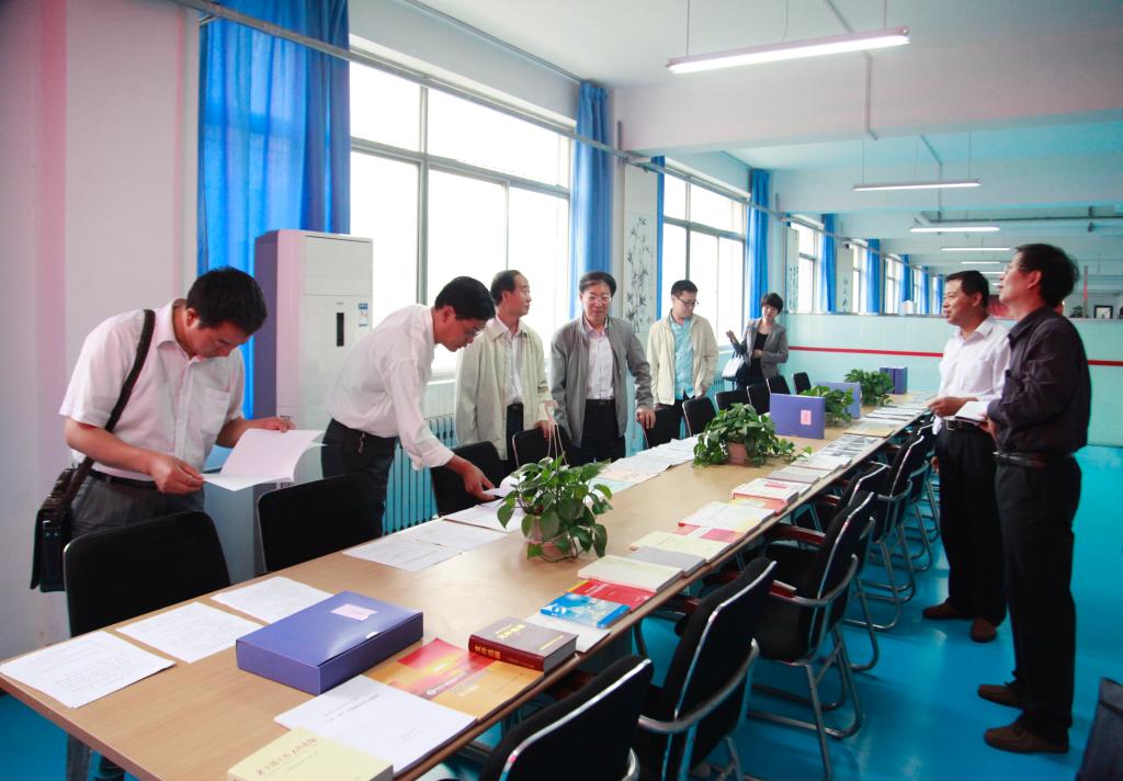 督导组一行离退休党总支党员活动室