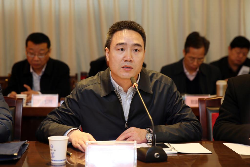 省教育厅职成教处副处长付仲锋主持会议