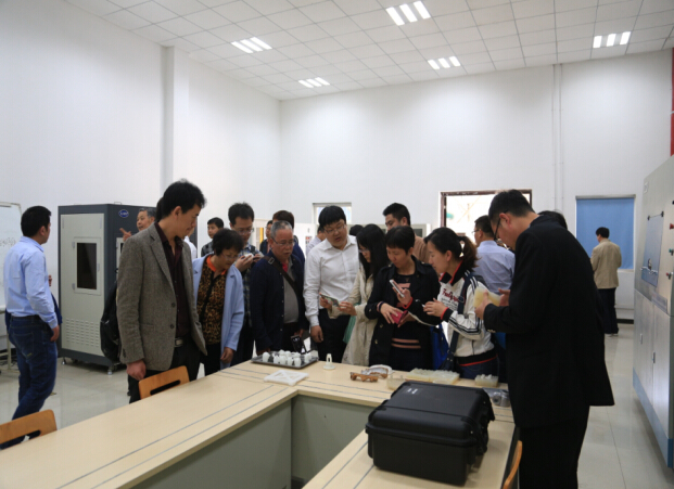 参会人员参观了乐游棋牌材料成型实训室