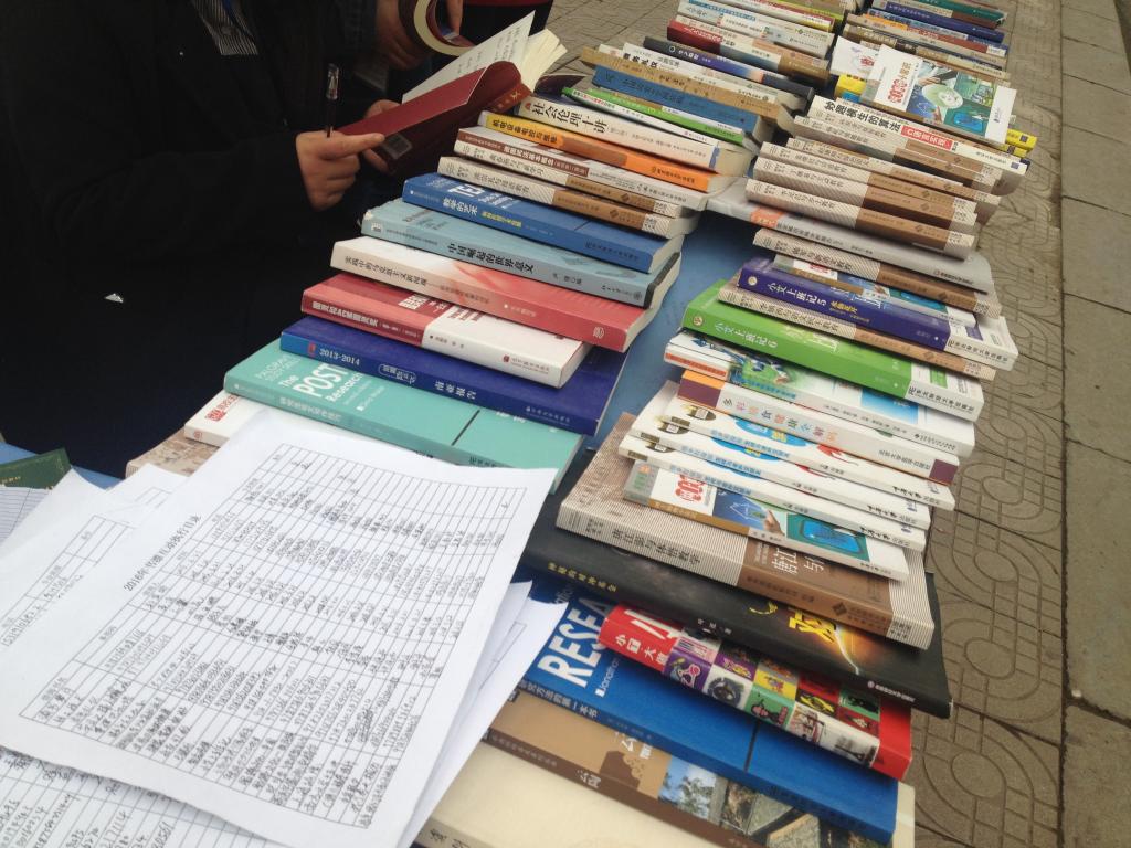 同学们纷纷驻足询问,并积极参与