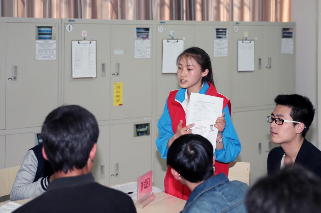 志愿者指导考生填表