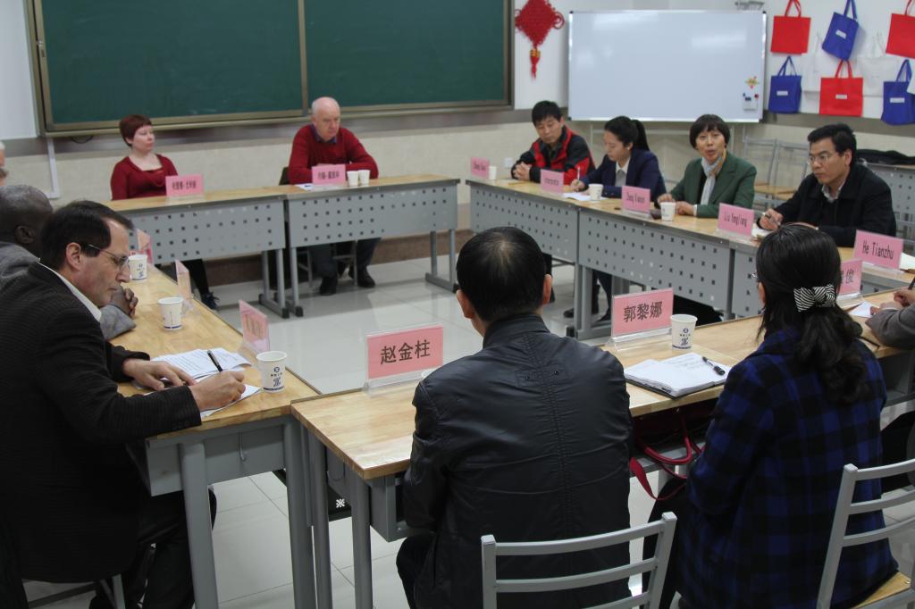 乐游棋牌召开外籍教师座谈会