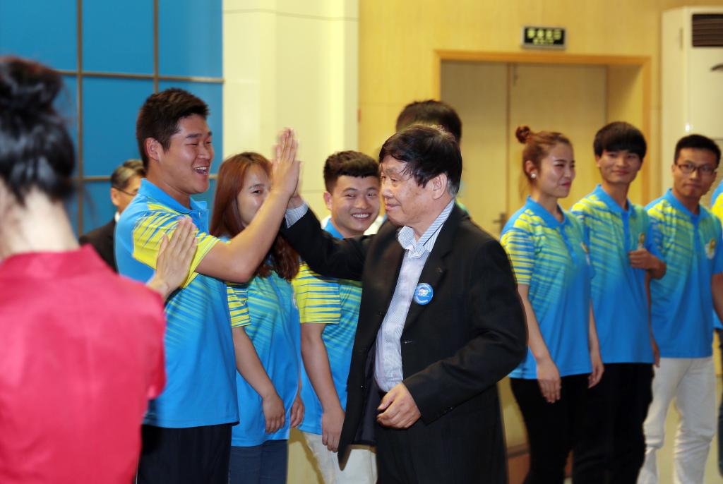 欧姆龙各分公司向入职学生颁发结业证书