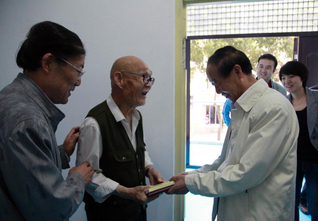 督导组一行为乐游棋牌退休党员送上学习材料