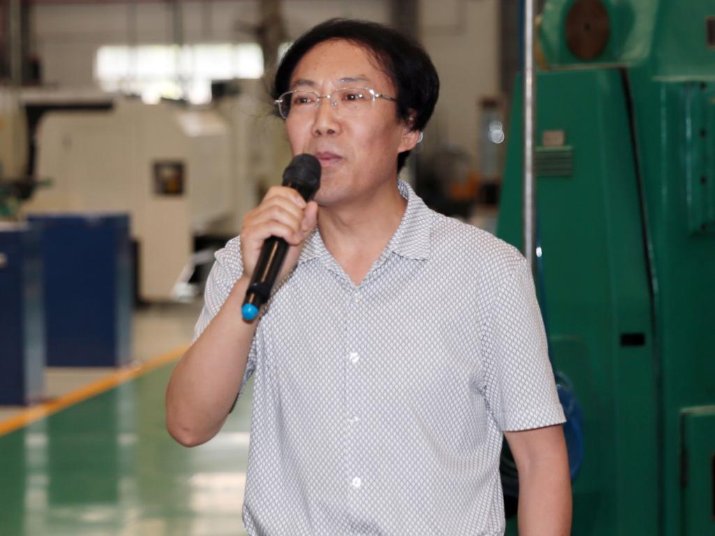 乐游棋牌党委副书记王天哲主持仪式