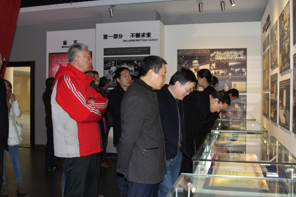 乐游棋牌教师赴西北大学侯伯宇先进事迹展览馆参观学习