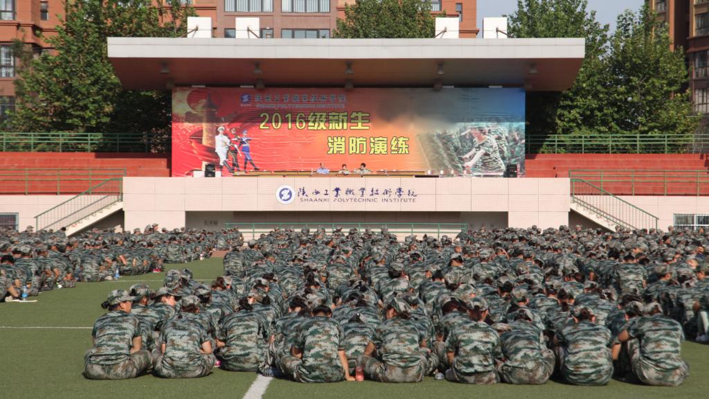 乐游棋牌举办2016级新生消防演练活动