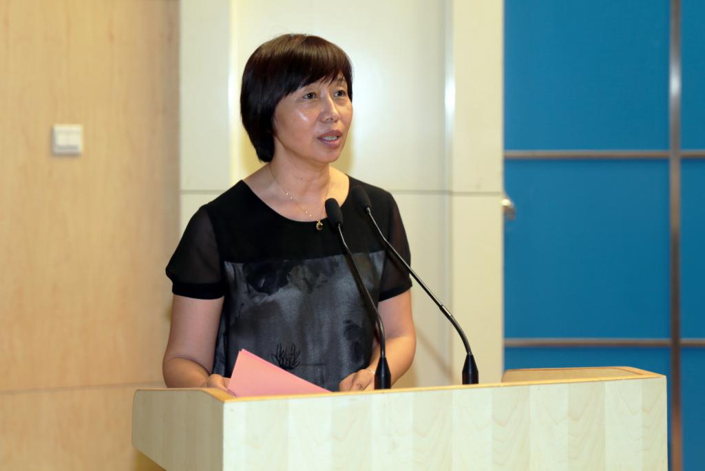 院长张晓云主持会议并总结