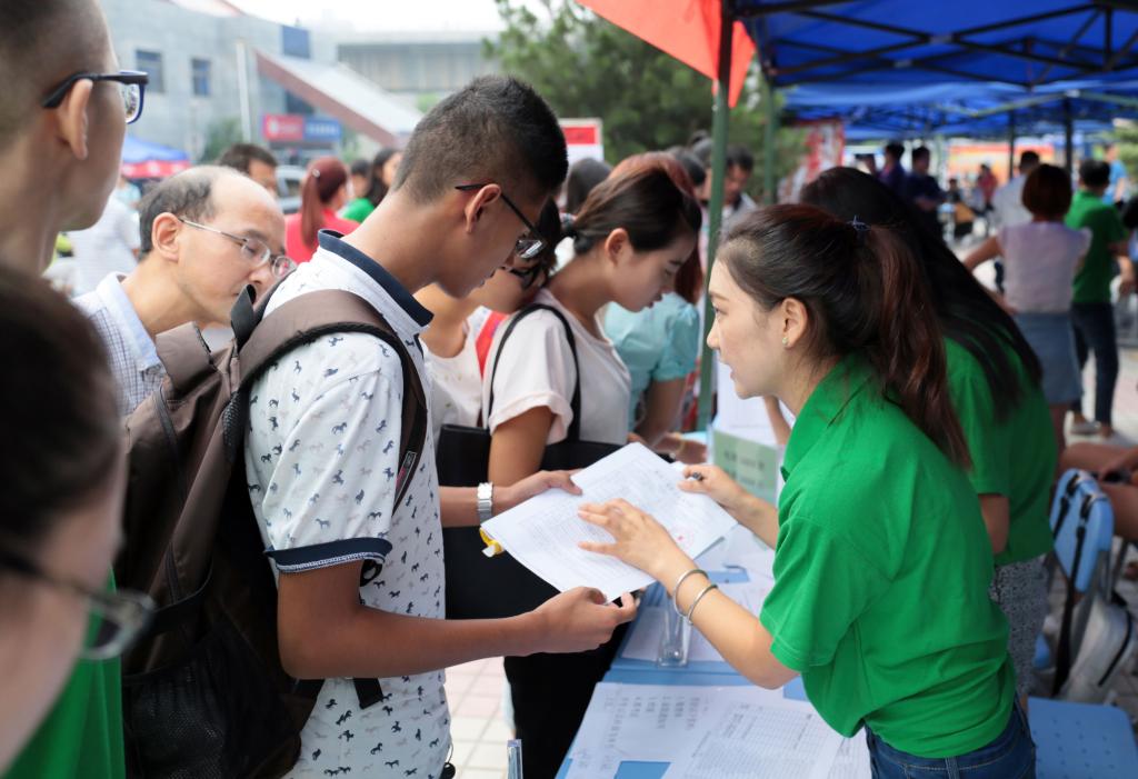 学生志愿者为新生同学提供咨询