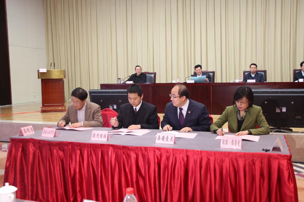 王天哲副书记代表乐游棋牌与西安交通大学、彼得?德鲁克管理学院同时与陕西汽车控股集团有限公司签订人才培训合作协议
