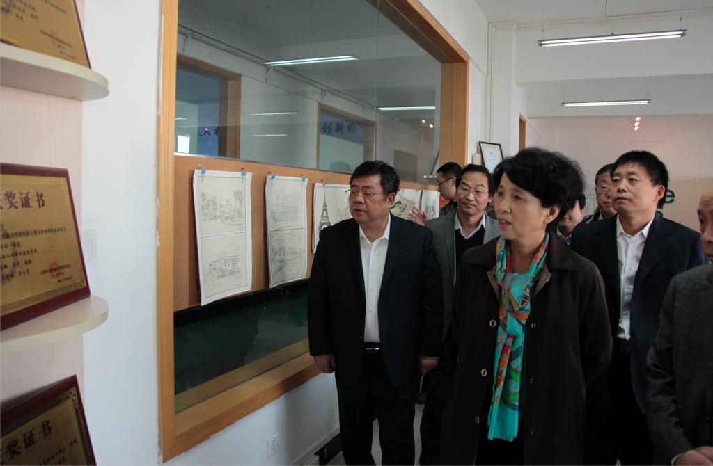 省政协副主席李冬玉一行考察动漫工作室