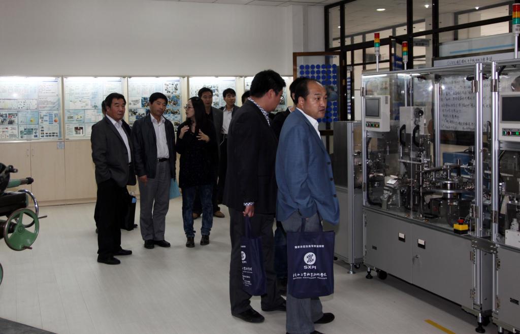 与会人员参观乐游棋牌实训基地