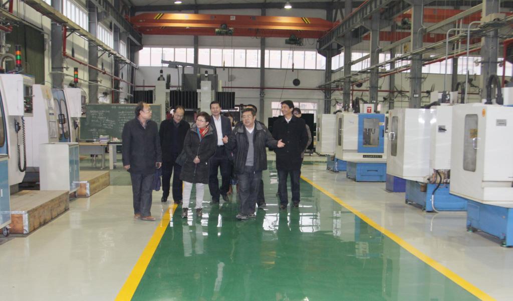 参会领导参观乐游棋牌机加工实训中心