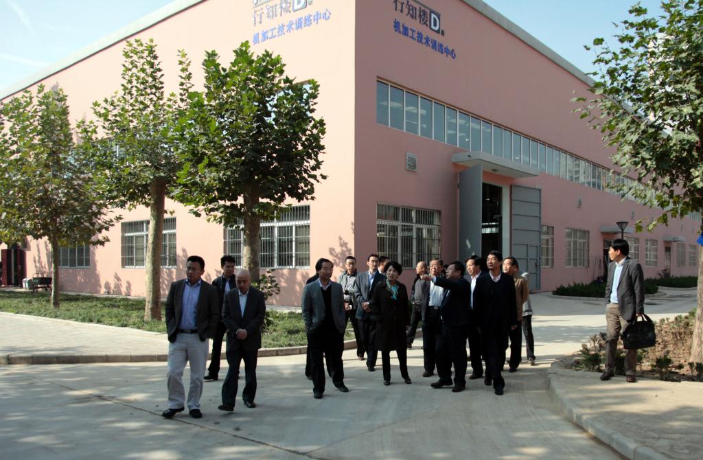 省政协副主席李冬玉一行考察校园环境