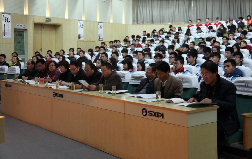 学院领导邓志辉、崔岩、王天哲与400余名师生现场观摩比赛