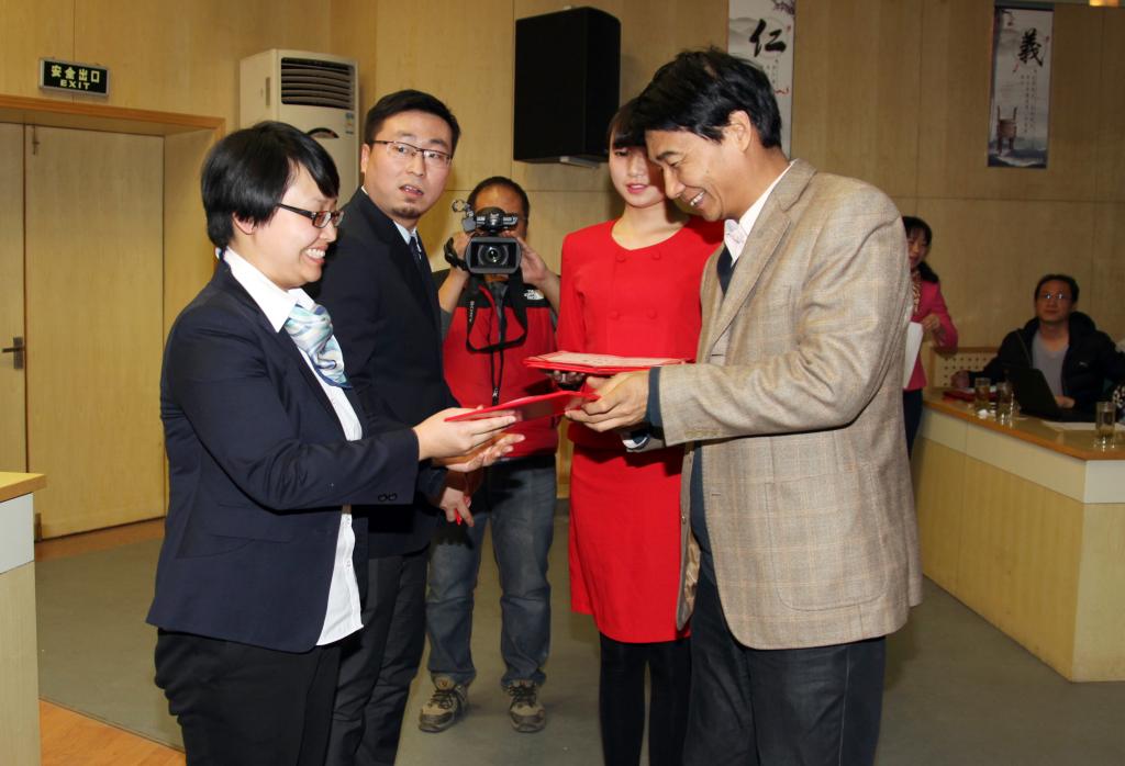 院长崔岩为获奖选手颁奖