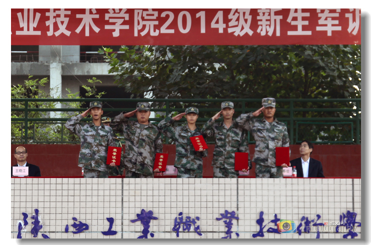 学院及部队领导为获奖集体和个人颁发奖状和证书