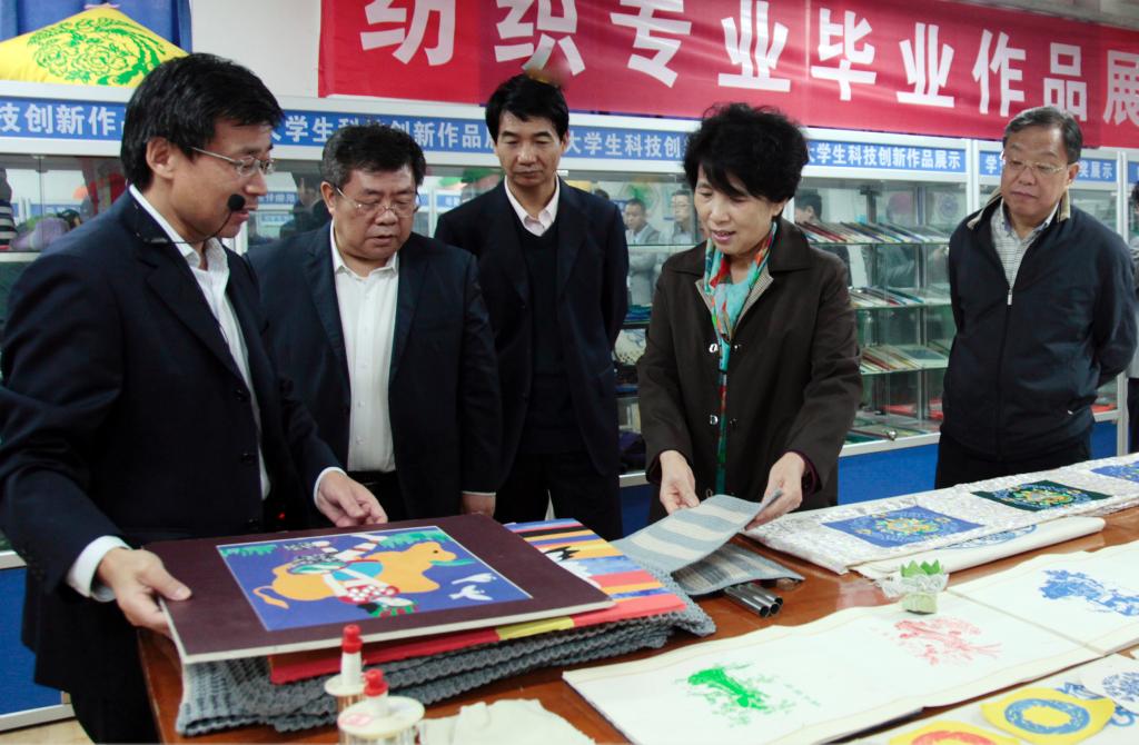 省政协副主席李冬玉一行观看纺织专业学生作品