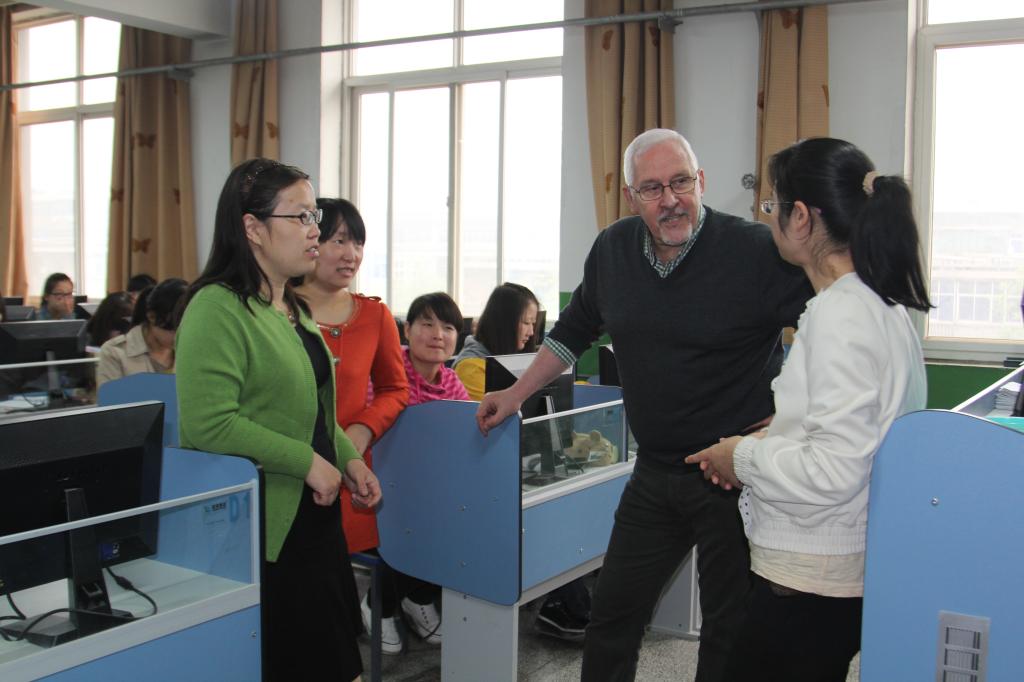 约翰?史密斯指导青年教师上课