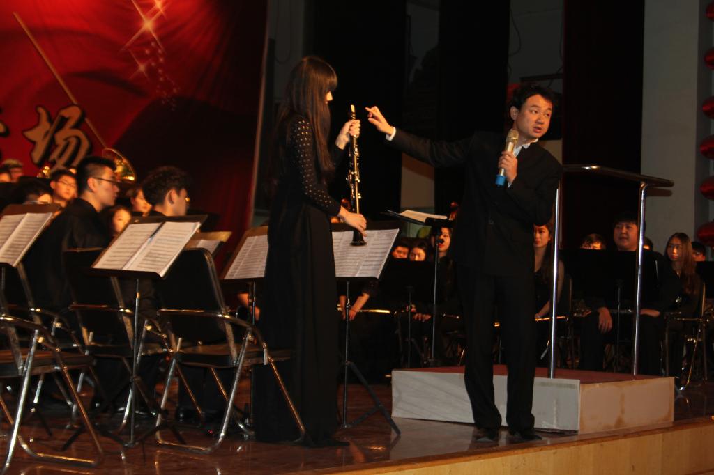 乐团指挥侯洁老师介绍乐器知识