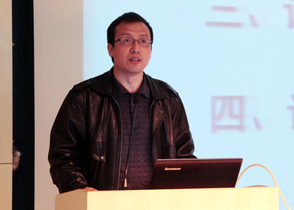 教务处处长杨卫军说明乐游棋牌的课程改革情况