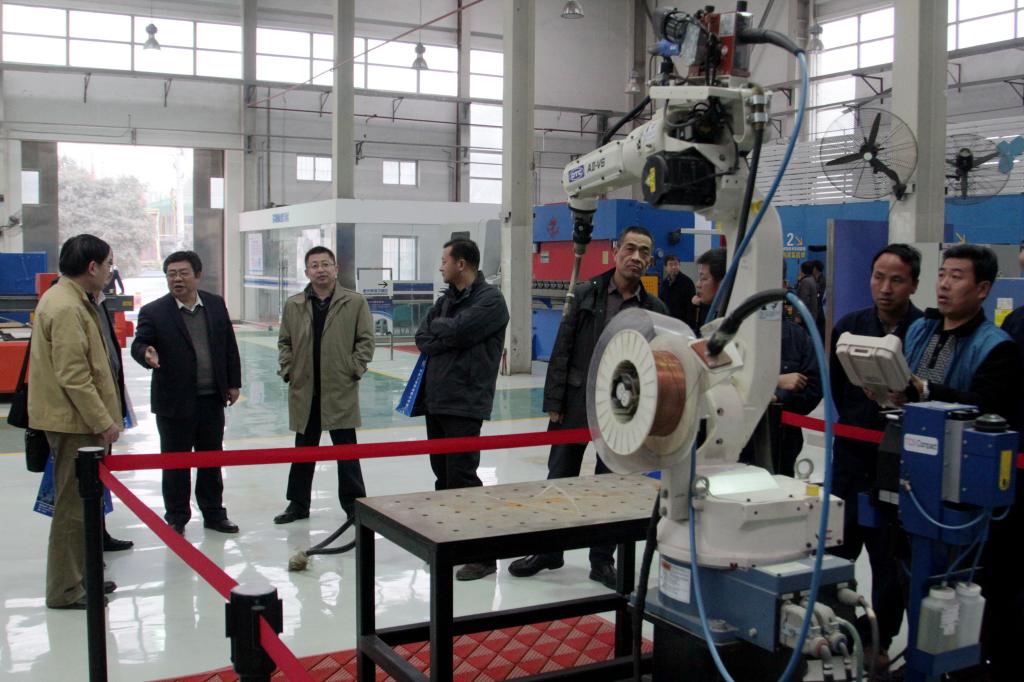 参会代表参观乐游棋牌材料学院新建实训基地