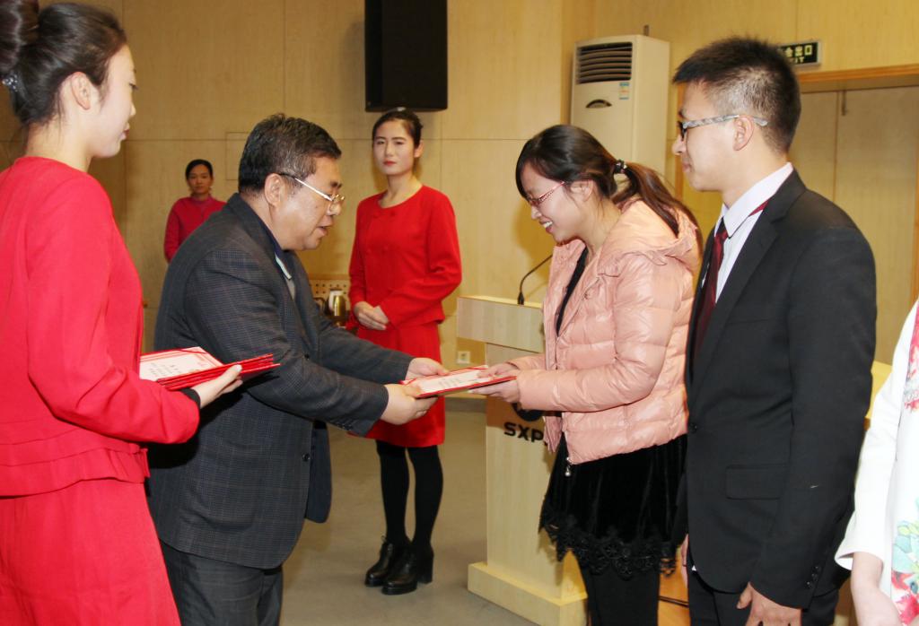 党委书记邓志辉为获奖选手颁奖