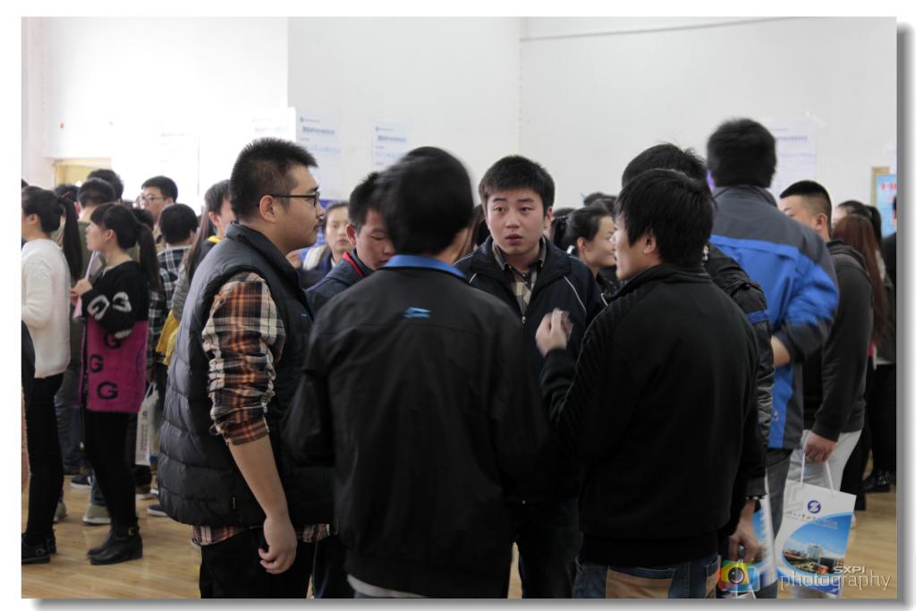 毕业生们进行交流