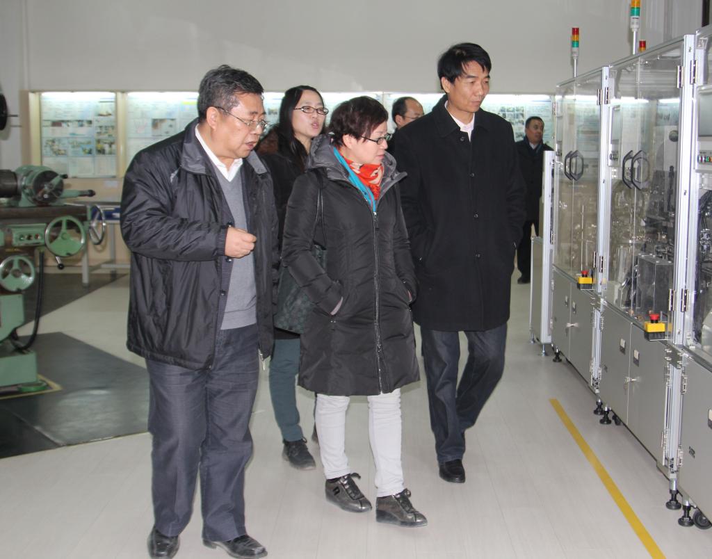 参会领导参观乐游棋牌电气学院实训基地