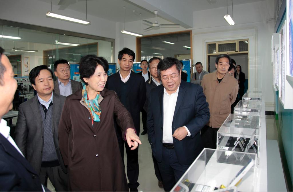 省政协副主席李冬玉一行考察欧姆龙工业自动化实训中心