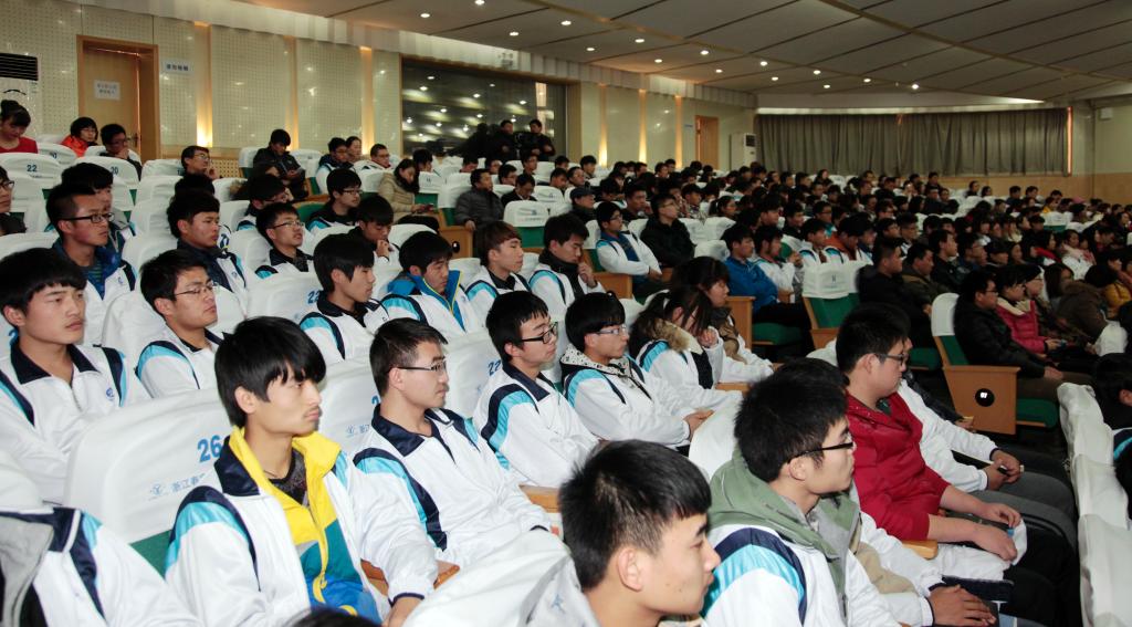 400余名师生现场观摩比赛