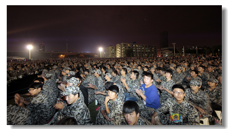 6500余名2014级新生观看了晚会