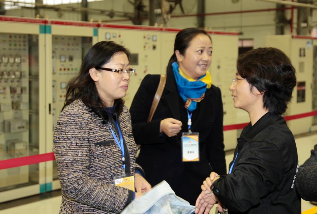 郑丽梅、林紫霞与裁判员交流