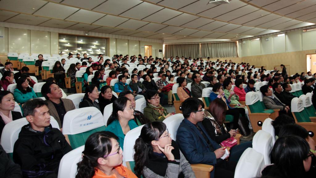 全体专兼职教师近400人参加了会议