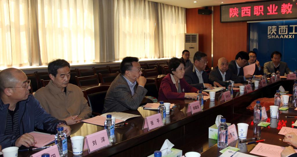 省政协副主席李冬玉一行12人莅临乐游棋牌调研