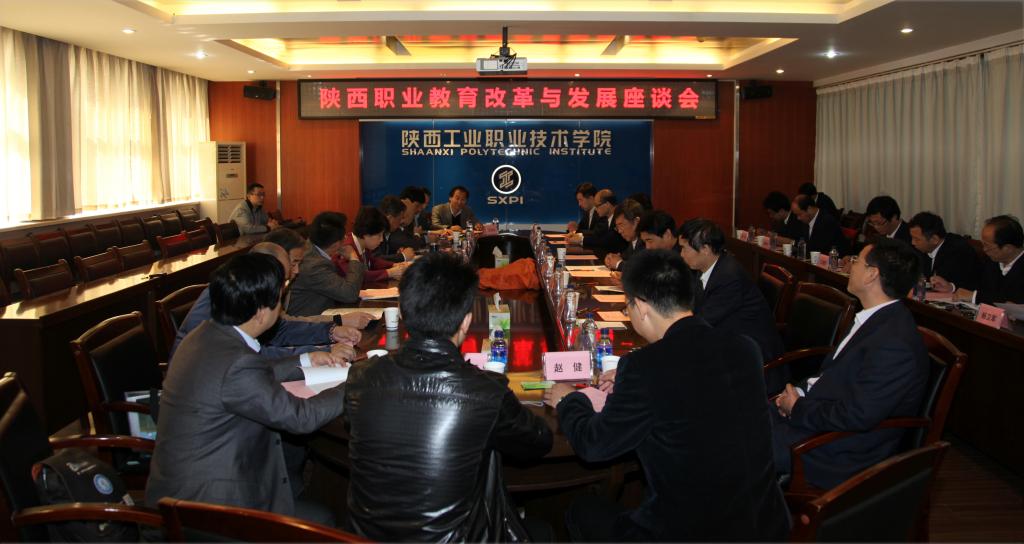 省政协副主席李冬玉一行与学院领导座谈