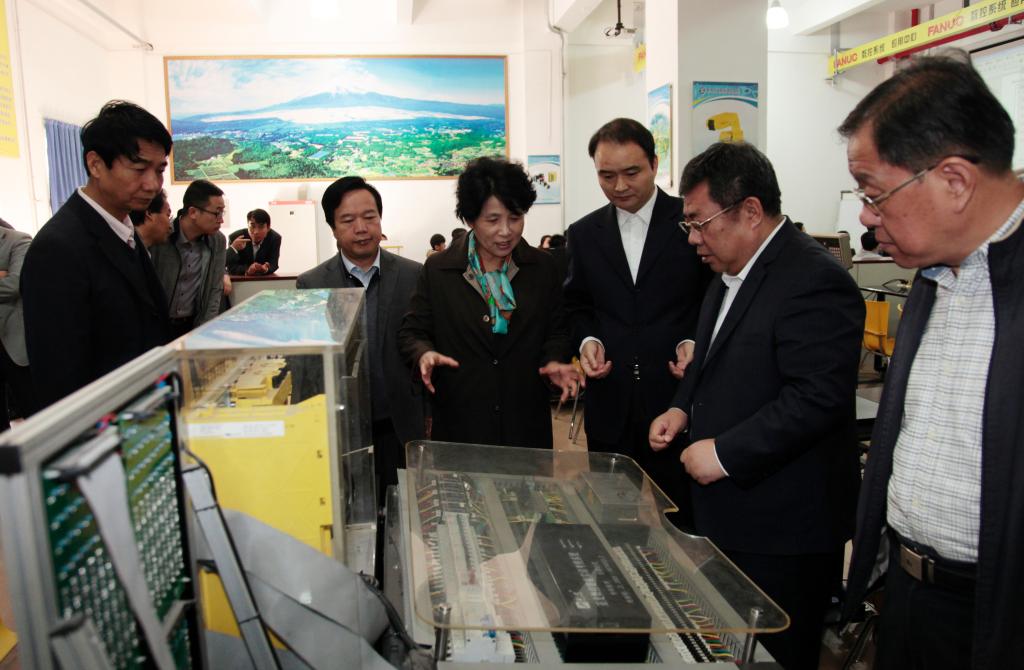 省政协副主席李冬玉一行考察发那科数控技术实训中心