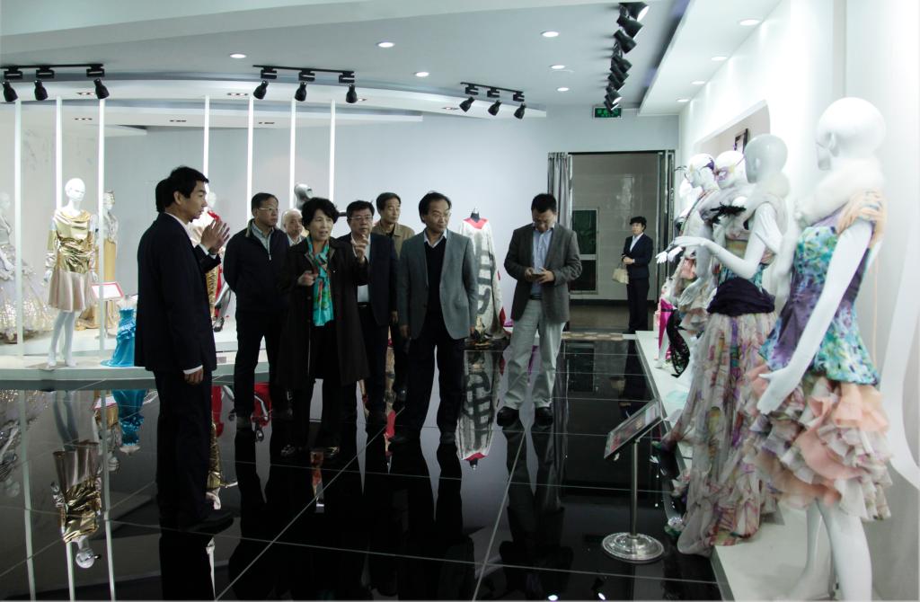 省政协副主席李冬玉一行观看服装专业学生获奖作品