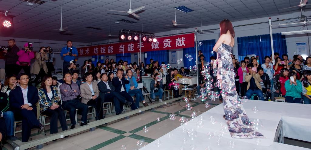 学院副院长赵嘉骏等参加展评活动