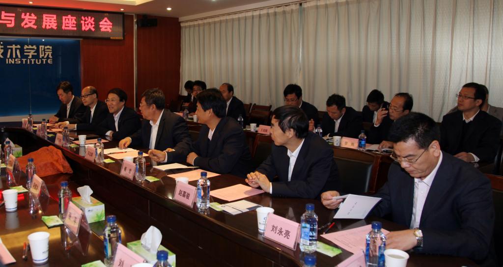 学院领导邓志辉、崔岩、王天哲、赵嘉骏、王晓江、刘永亮、王津参加了座谈会