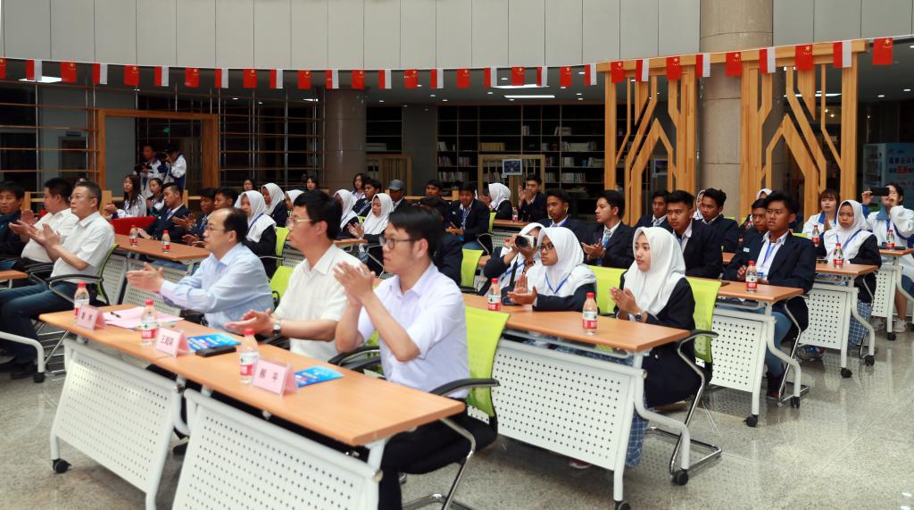 党政办(外事办)、学生处、教务处、团委、工商学院、基础部等部门负责同志和全体营员参加仪式