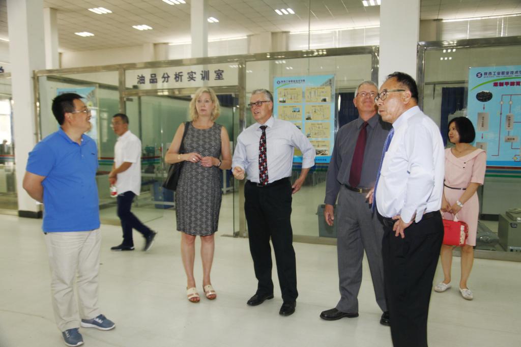 来宾一行参观乐游棋牌实训基地