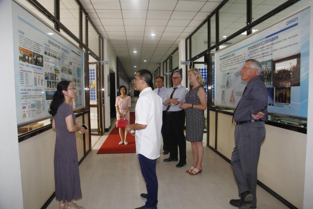 来宾一行参观乐游棋牌实训基地