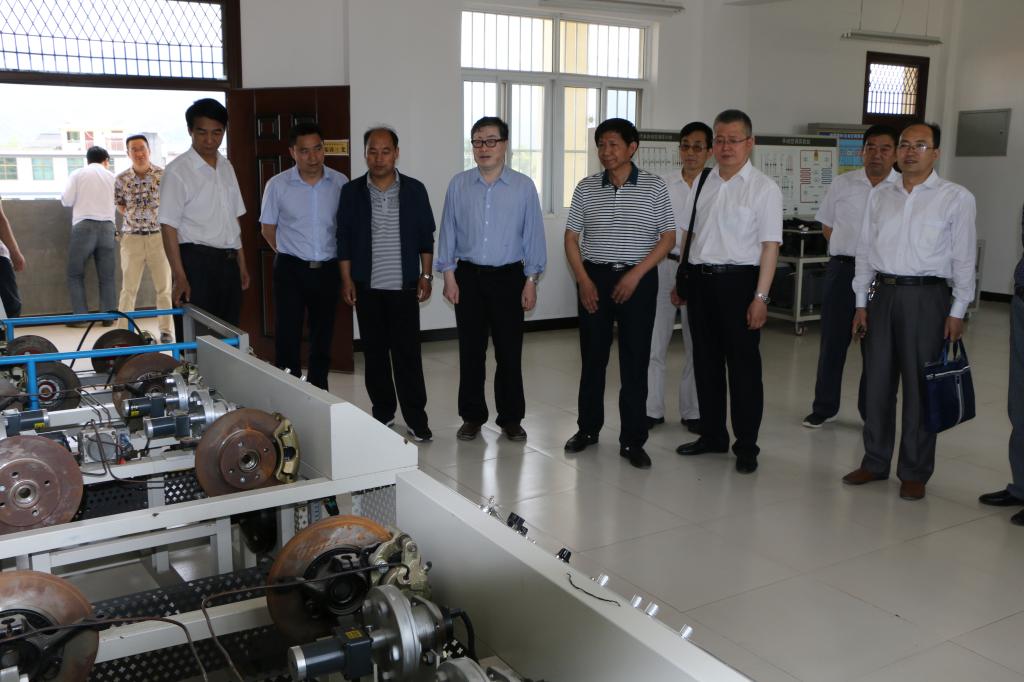 崔书记一行深入滨区职业技术教育中心进行了实地考察