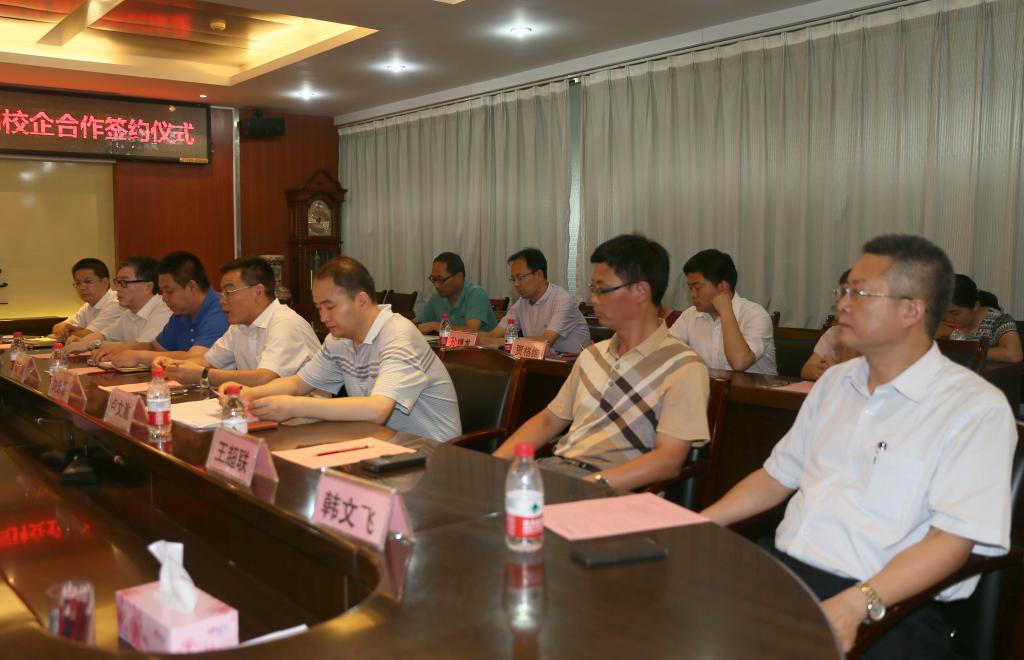 乐游棋牌党委副书记、副院长刘永亮,校企合作处、教务处、学生处、物流管理学院、工商管理学院、信息工程学院、土木工程学院、化工与纺织服装学院负责同志参加仪式