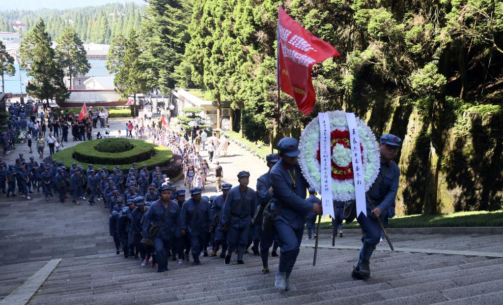 培训班全体学员瞻仰烈士陵园、敬献花圈